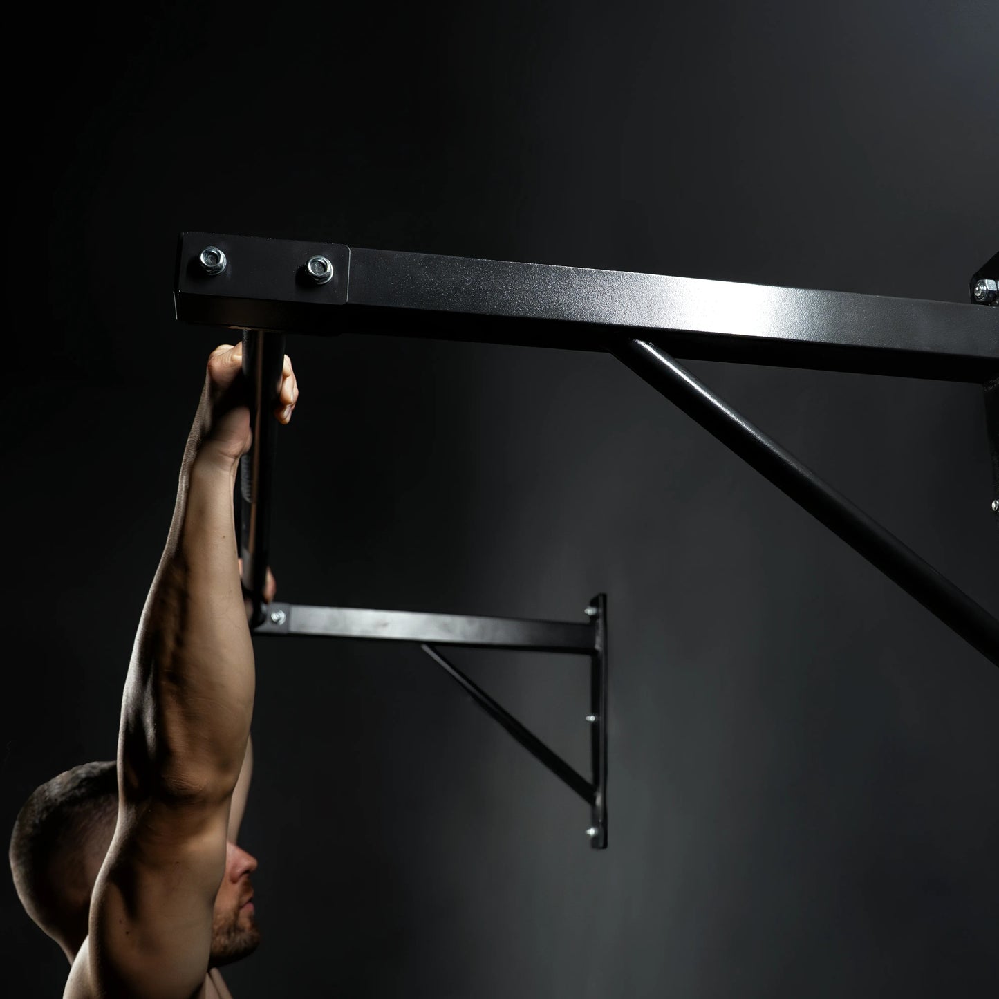 Barre de traction murale en acier