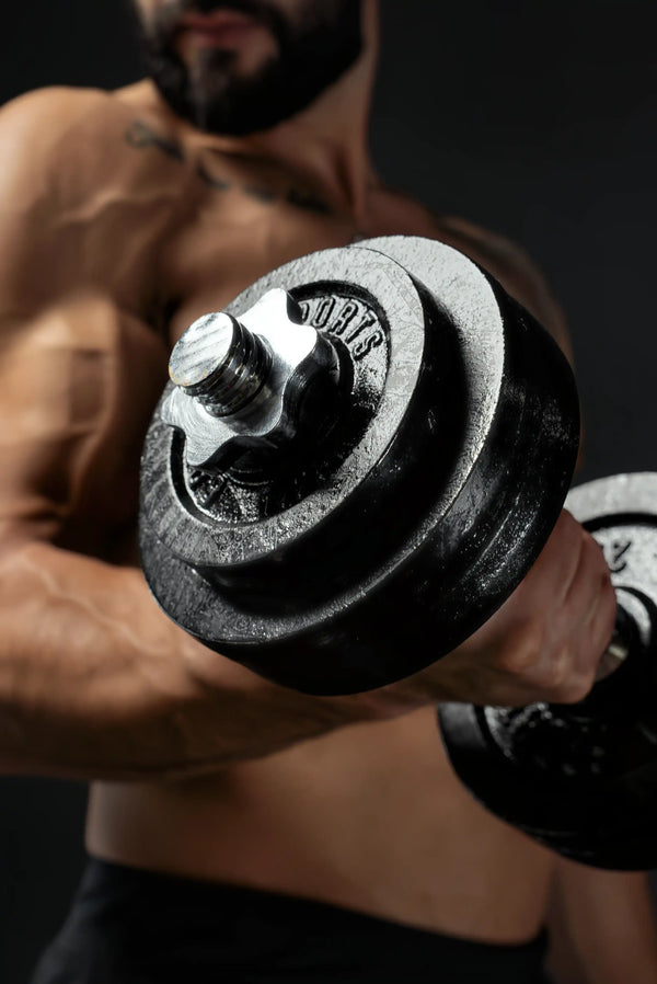athlète au curl biceps avec disques de poids