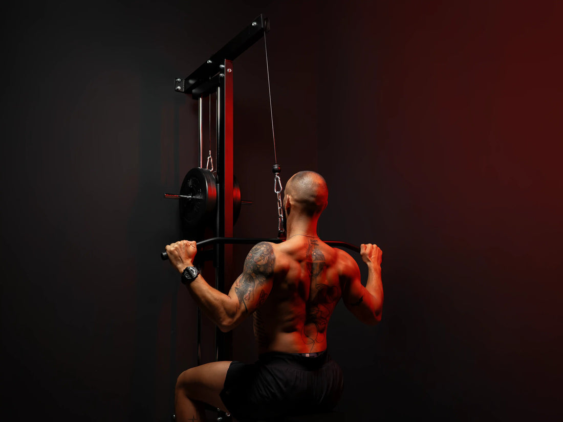 athlète à l'entraînement de tirage vertical en Home Gym